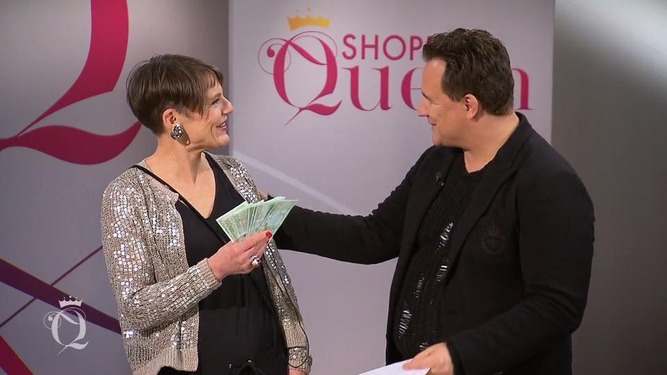 Shopping Queen: Guido Maria Kretschmer kürt eine verblüffte Paillettenkönigin Shopping Queen in Berlin: Guido Maria Kretschmer überreicht Kristina im Finale die Siegprämie