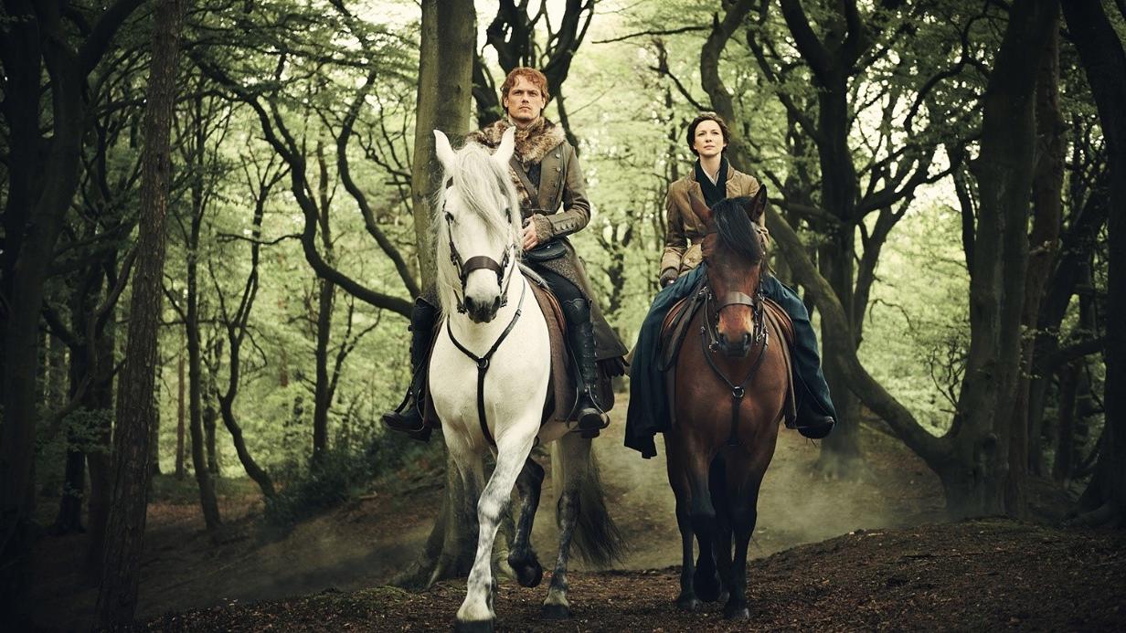 Outlander: Die preisgekrönte Highland-Saga Jamie Fraser (Sam Heughan) und Claire Fraser (Caitriona Balfe)