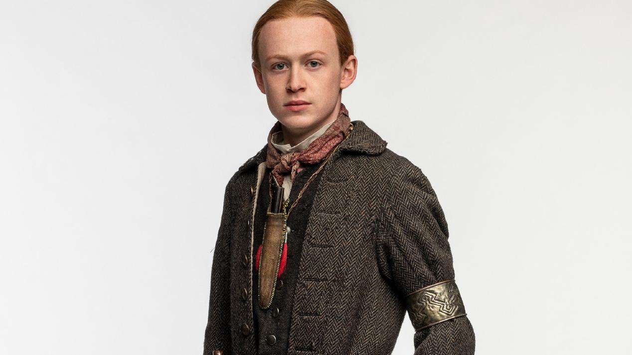 Outlander: John Bell spielt Young Ian Murray Young Ian Murray (John Bell) mit Wolfshund "Rollo"
