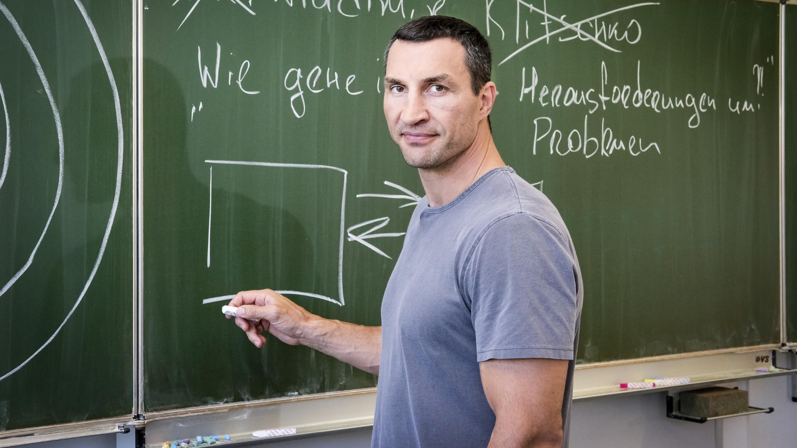 Diesen Unterricht schwänzt man nicht! Neue Folgen von "Der Vertretungslehrer" Der Box-Champion Wladimir Klitschko spricht mit Schülern der Oberstufe darüber, wie man Herausforderungen meistert.