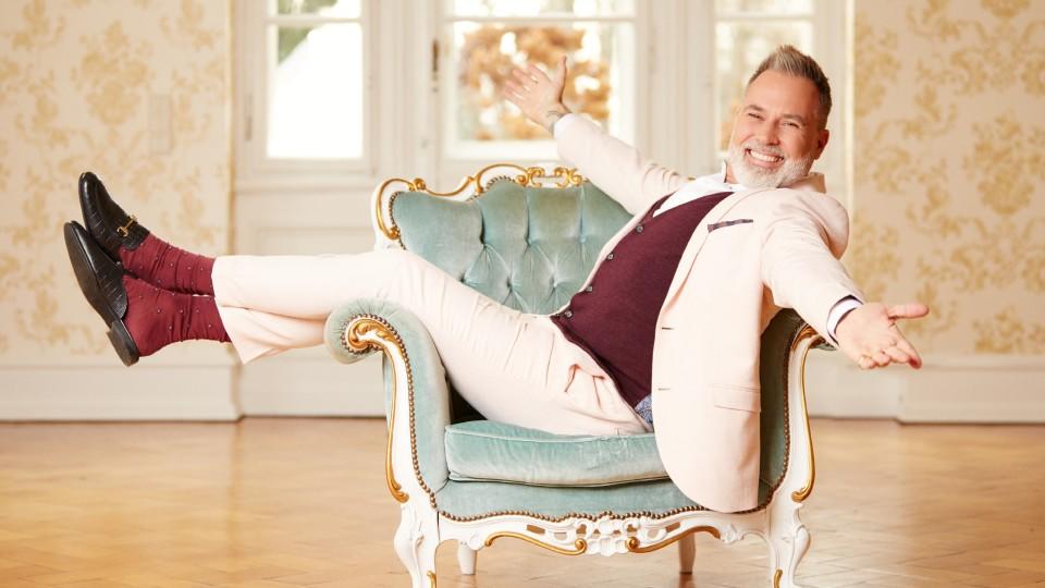 4 Hochzeiten und eine Traumreise: So könnt ihr die Traumreise gewinnen Hochzeitsplaner kommentiert informativ und humorvoll den schönsten Tag im Leben jeder Kandidatin.