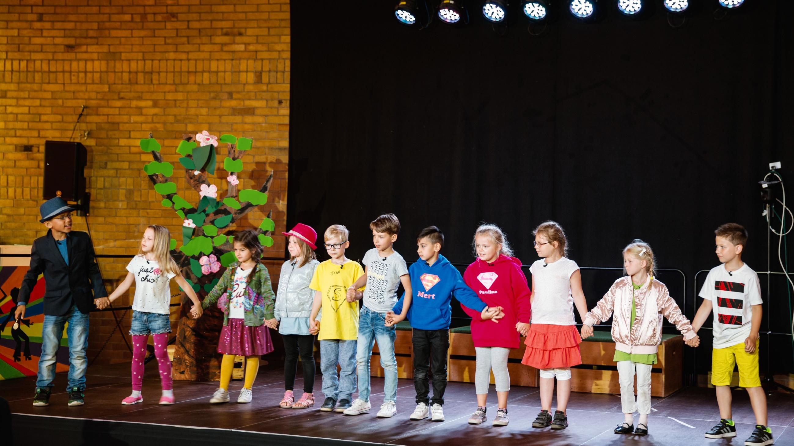 Wir werden groß! Kids auf Bühne nach dem Auftritt