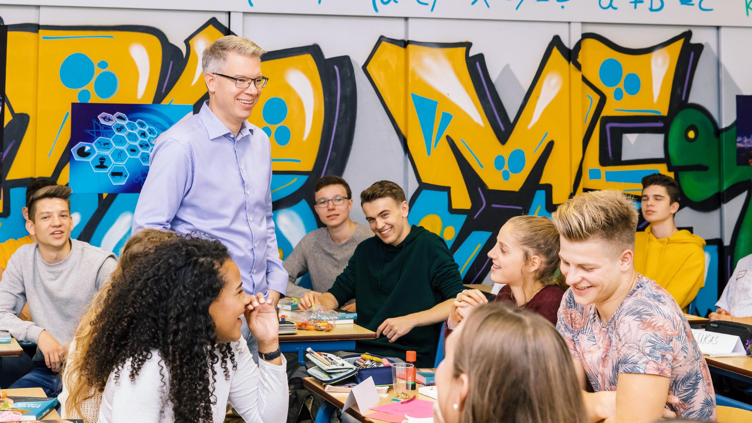 Der Vertretungslehrer: Frank Thelen als Lehrer und Mentor Unter dem Titel "Neue Wege / Digitalisierung" übernimmt Frank Thelen den Unterricht an einem Gymnasium.