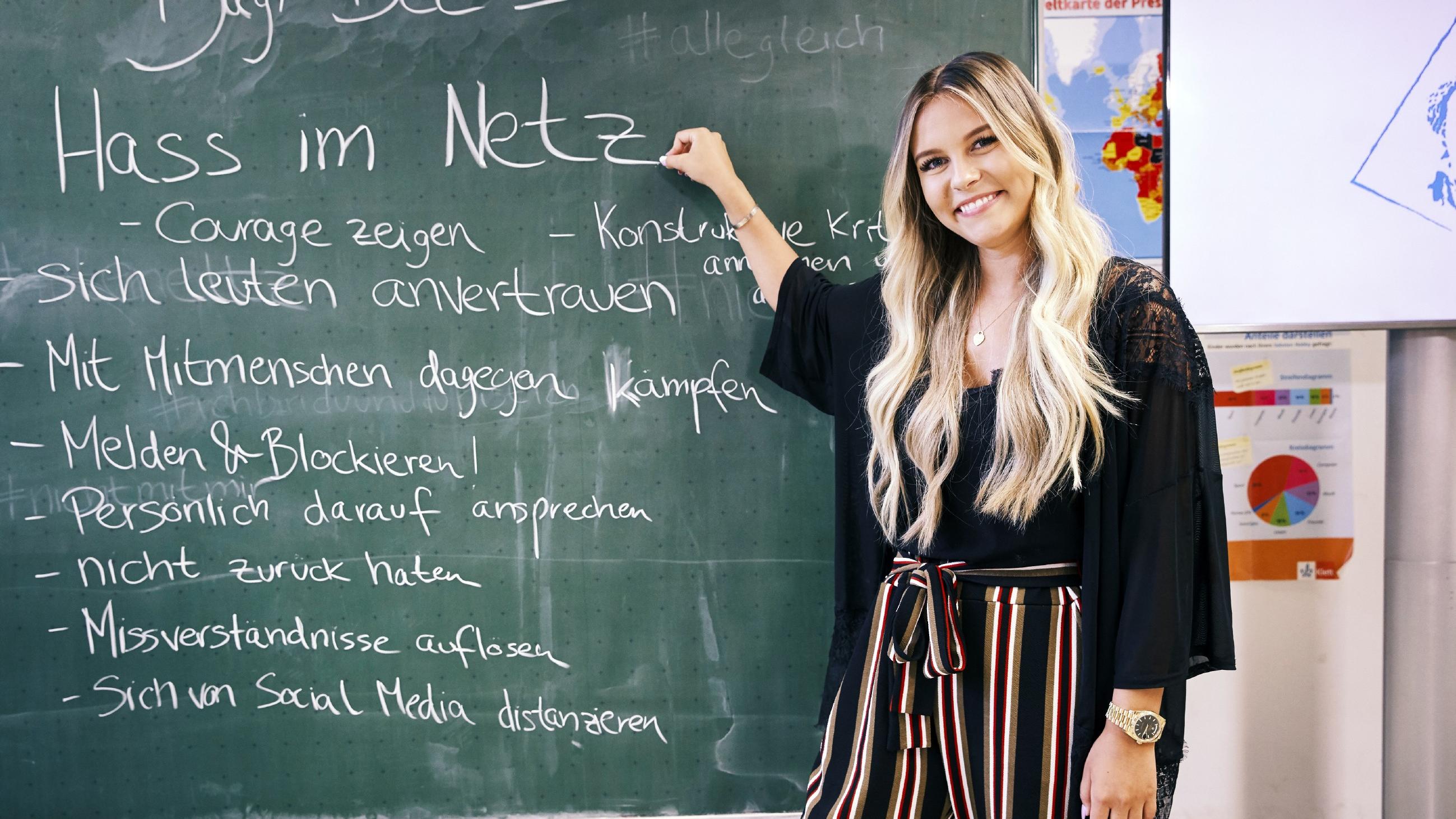 Die Vertretungslehrerin: Dagi Bee übernimmt den Unterricht Dagi Bee redet mit der Klasse über "Hass im Netz".