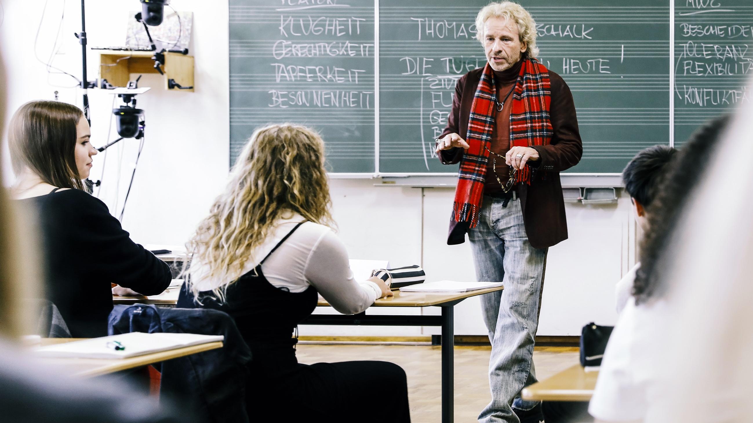 Der Vertretungslehrer: Thomas Gottschalk übernimmt den Unterricht an einer Schule Thomas Gottschalk übernimmt den Unterricht an einem Bayreuther Gymnasium.