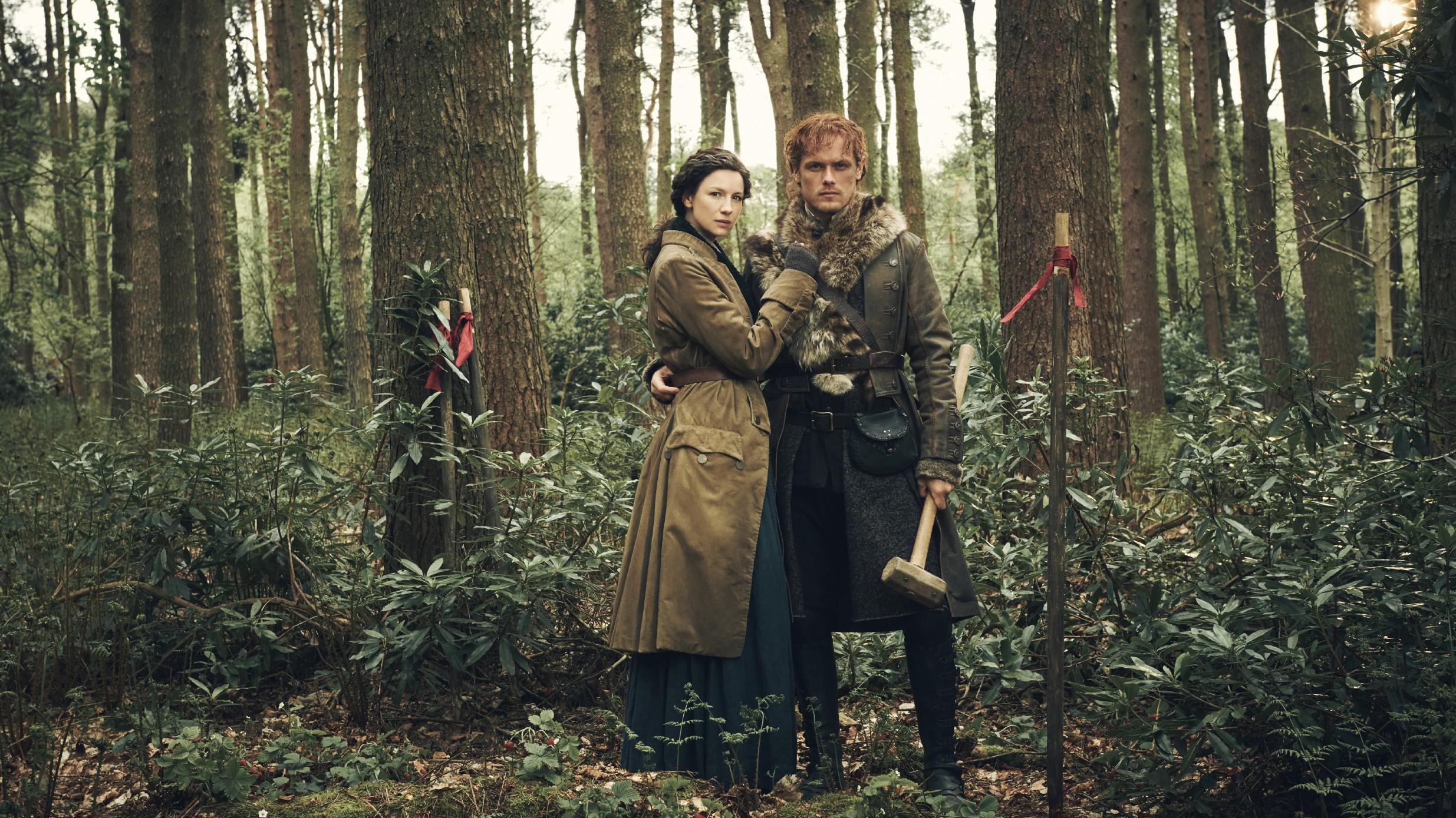„Outlander“ mit Caitriona Balfe und Sam Heughan: Die Fantasy-Erfolgsserie aus den USA Caitriona Balfe und Jamie Fraser in einer Szene aus "Outlander"