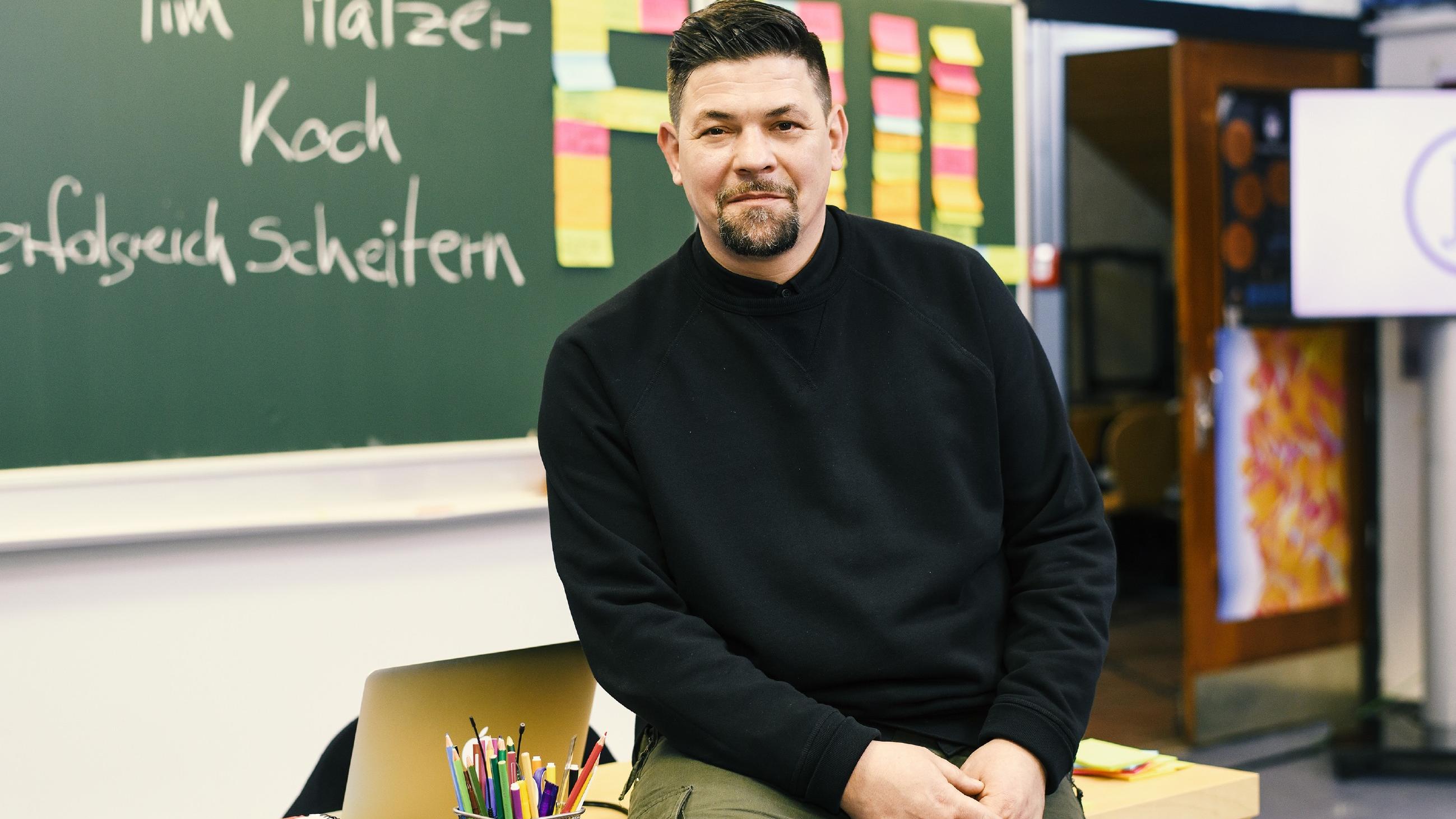 Der Vertretungslehrer Tim Malzer Wechselt Fur Eine Unterrichtsstunde Von Der Kuche Ins Klassenzimmer