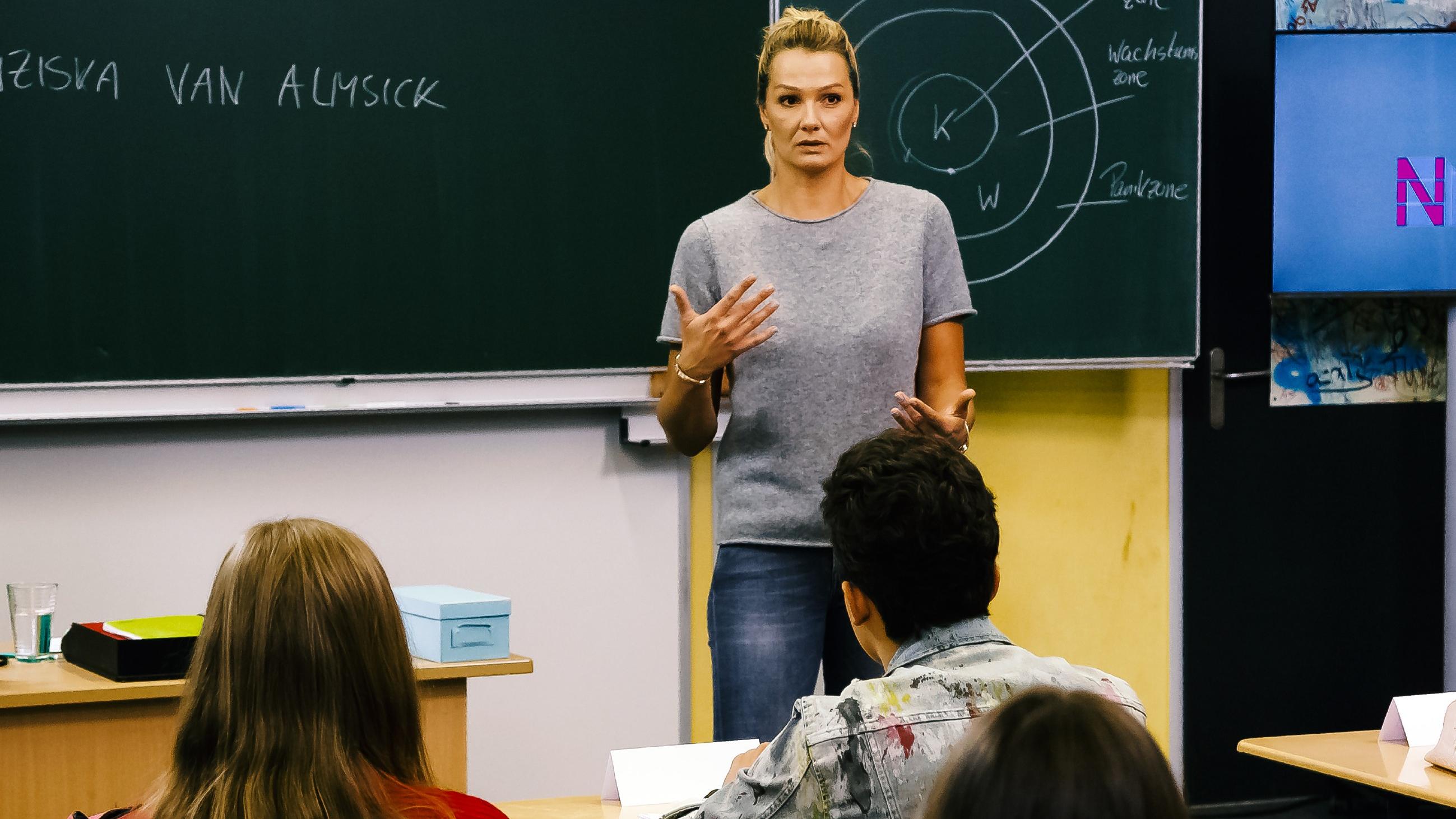 Die Vertretungslehrerin: Franziska van Almsick übernimmt eine Schulstunde Franziska van Almsick übernimmt unter dem Motto "Überwinde deinen Schweinehund" den Unterricht an einem Gymnasium