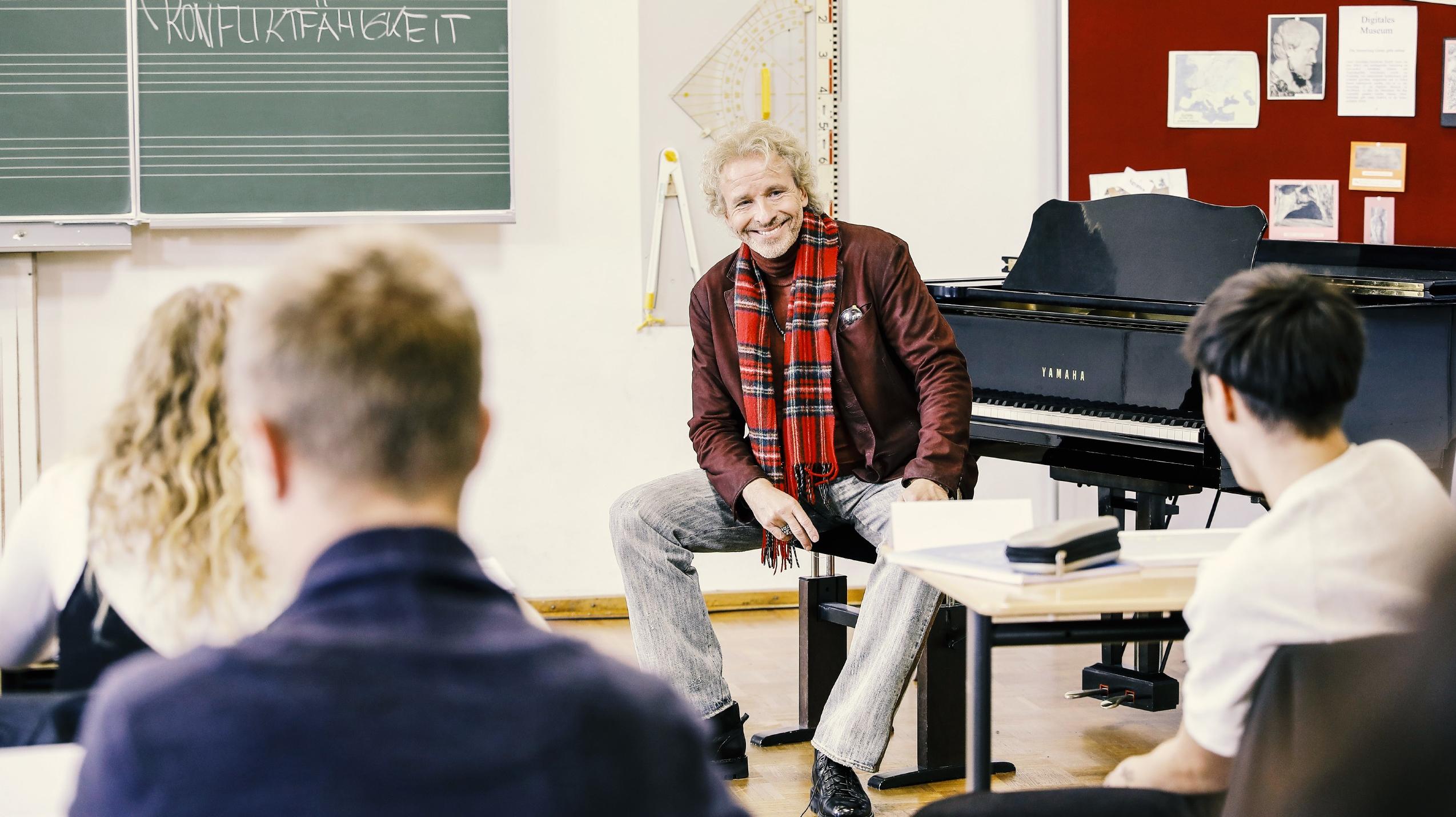 Diesen Unterricht schwänzt man nicht! Neue Folgen von "Der Vertretungslehrer" Thomas Gottschalk übernimmt als "DEr Vertretungslehrer" den Unterricht an einem Gymnasium.