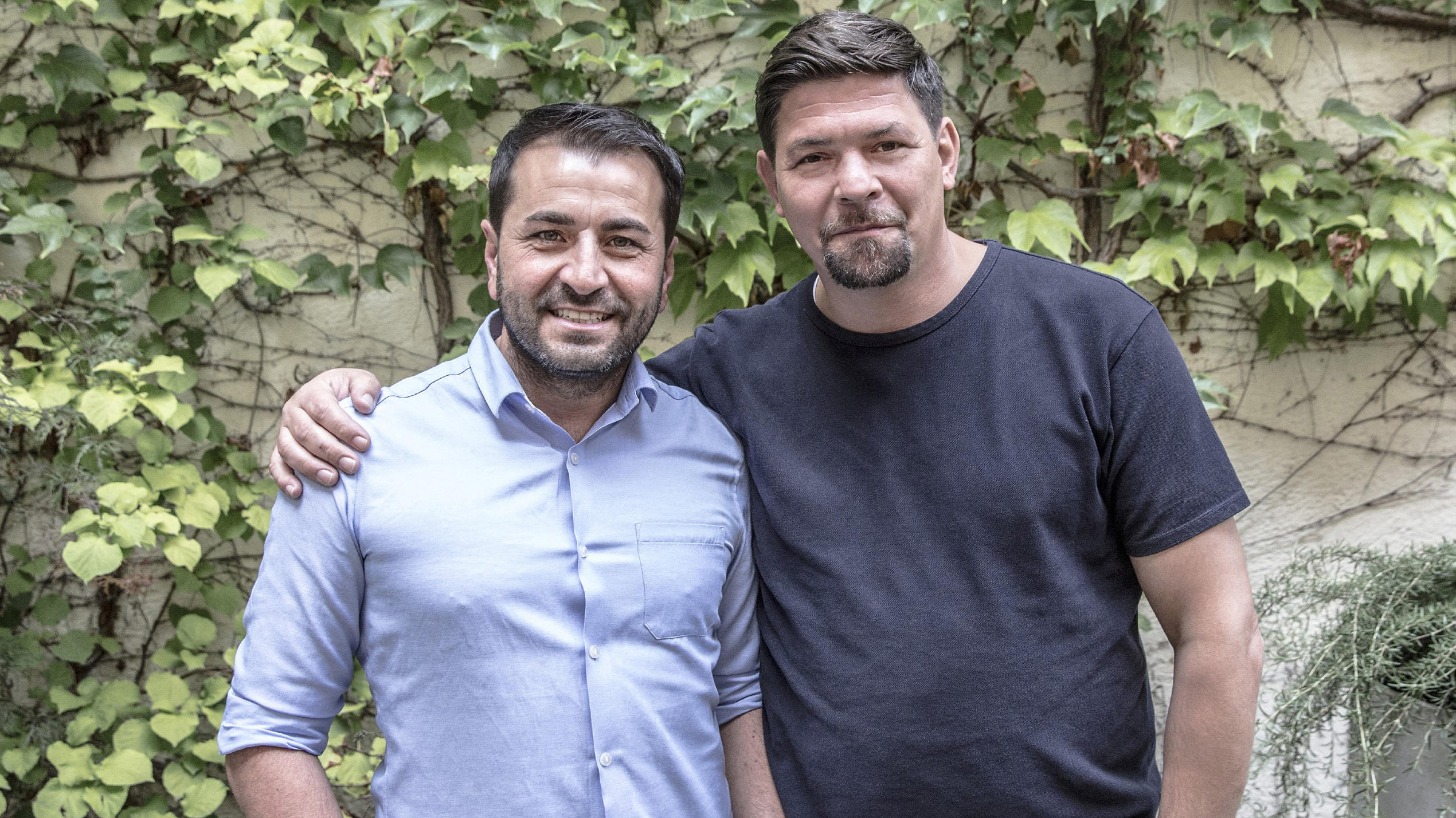 Kitchen Impossible: Ali Güngörmüs fordert den Hamburger Starkoch Tim Mälzer zum kulinarischen Schlagabtausch heraus! Ali Güngörmüs und Tim Mälzer