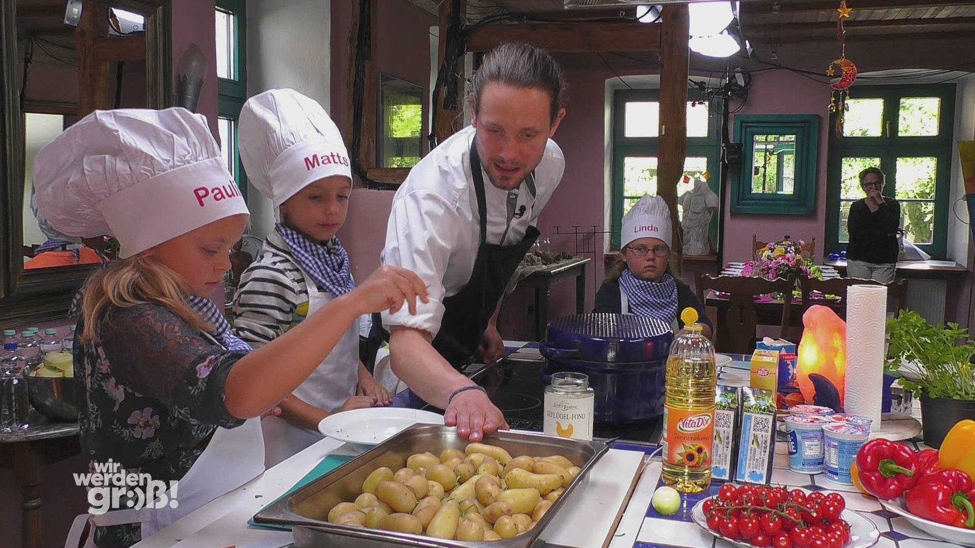 Wir werden groß: Cremiges Geflügelgulasch mit knusprigen Ofenkartoffeln Die Kartoffeln kommen bald in den Ofen