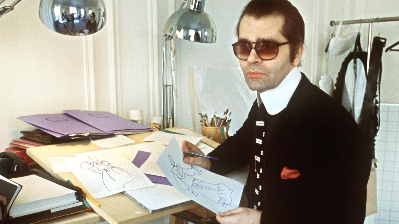 Karl Lagerfeld brütete noch am Abend vor seinem Tod über neuer Kollektion Ein Blick in die Vergangenheit: Karl Lagerfeld am Zeichentisch im Jahr 1979.