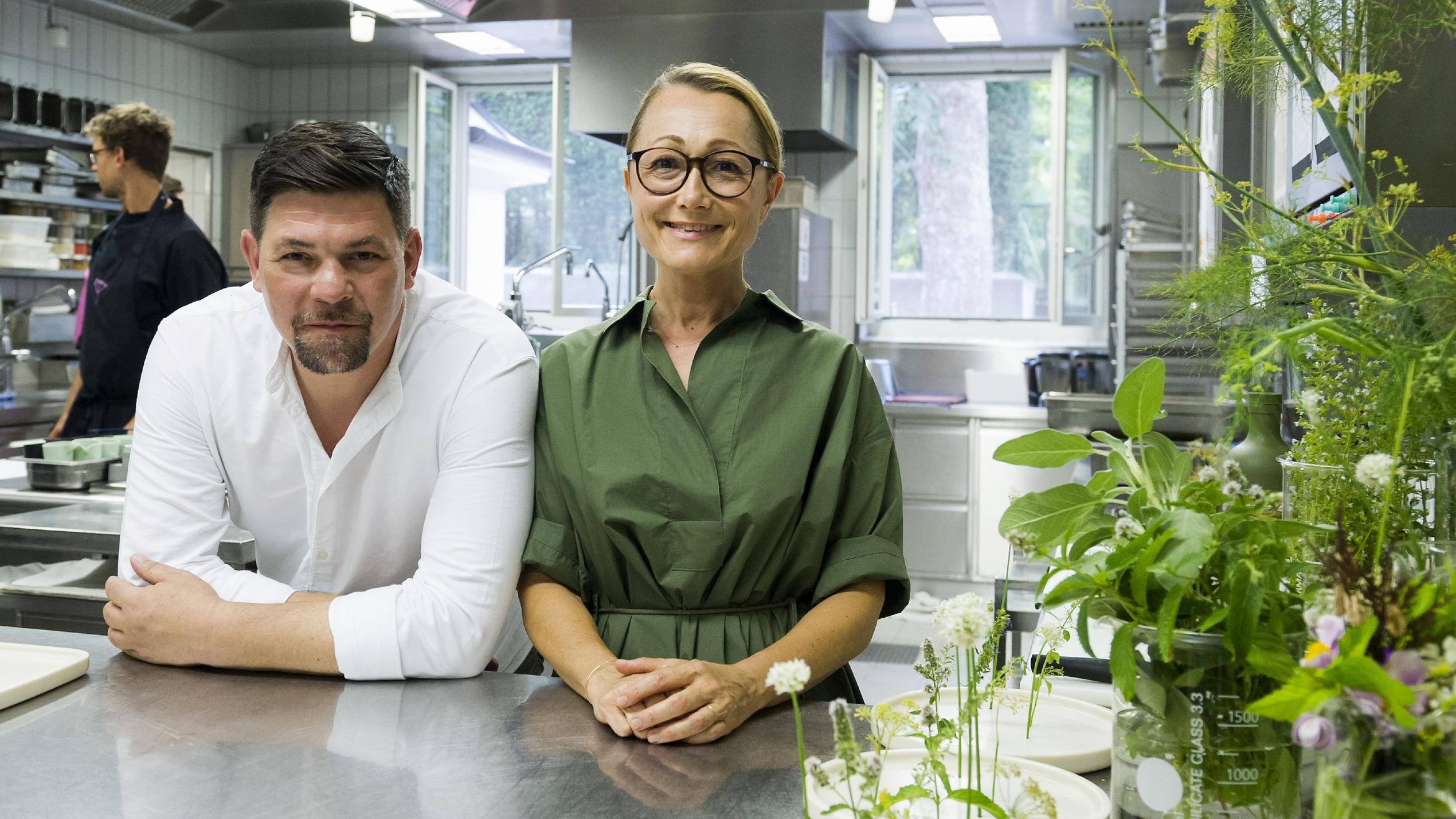 Kitchen Impossible 2019: Die Zutaten der Originalrezepte bei Tim Mälzer gegen Tanja Grandits Tim Mälzer und Tanja Grandits bei „Kitchen Impossible“ 2019