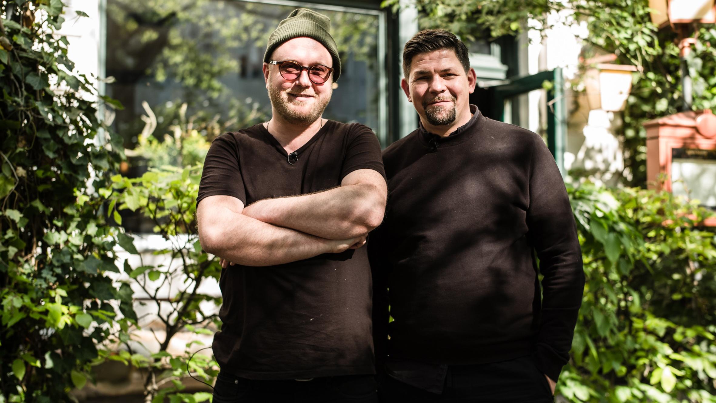 Kitchen Impossible 2019: Sternekoch Max Strohe fordert Tim Mälzer zum Duell um die Kochehre heraus "Kitchen Impossible" 2019 mit Max Strohe und Tim Mälzer