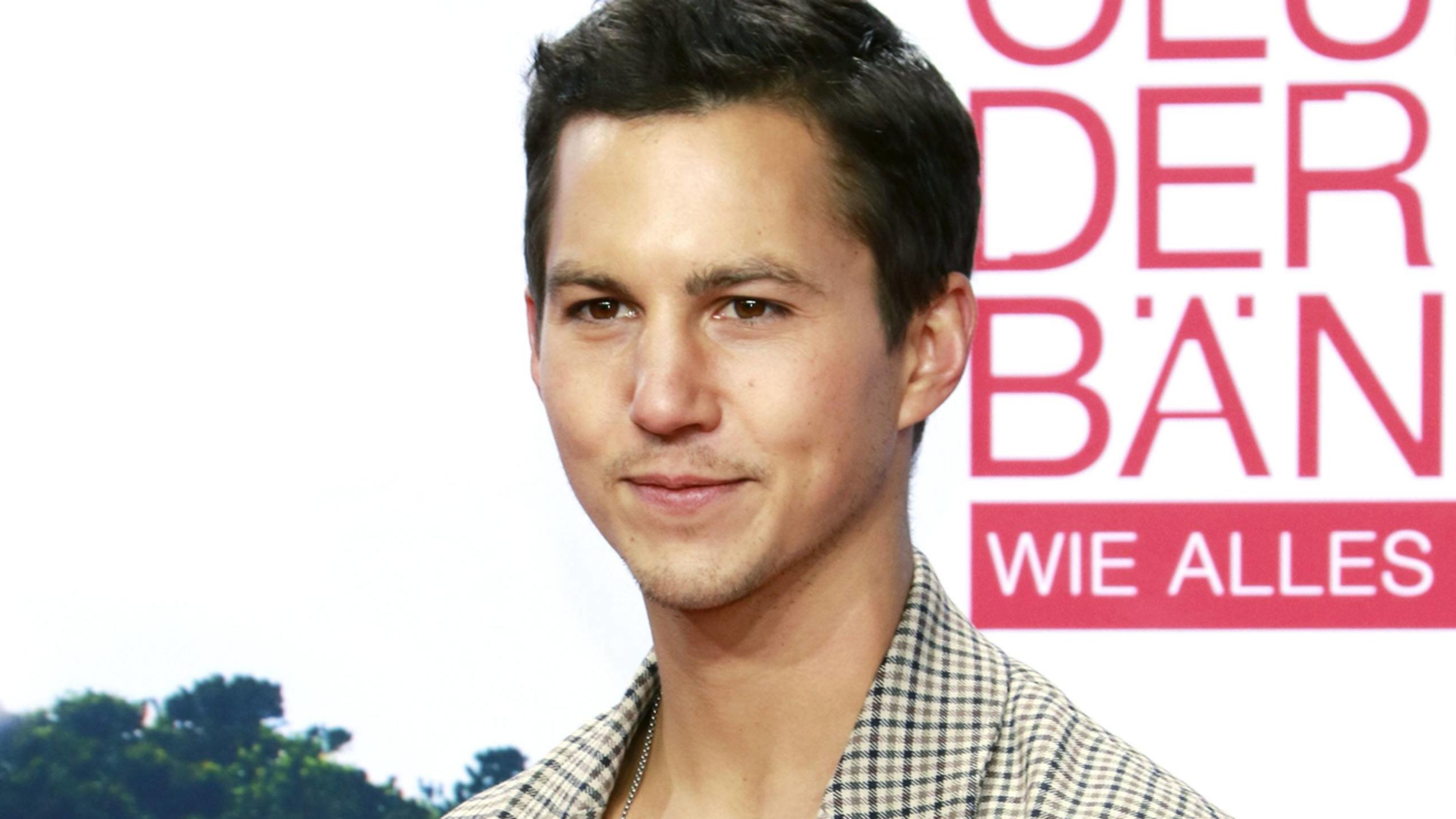 Tim Oliver Schultz: So sieht die Traumfrau des "Club der roten Bänder"-Stars aus Tim Oliver Schultz bei der Premiere des Kinofilms "Club der roten Bänder - Wie alles begann".