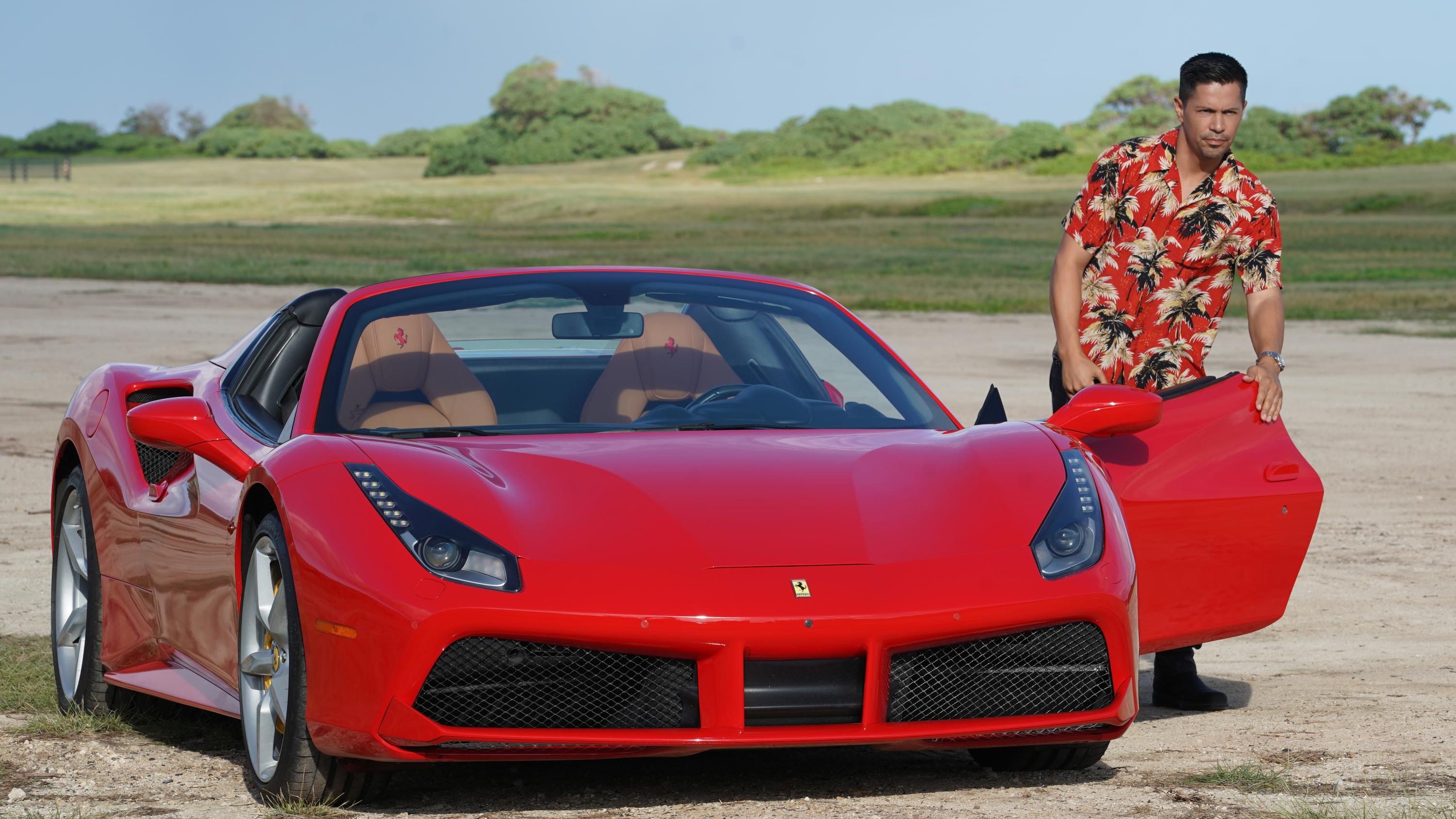 „Magnum P.I.“: Ganze Folgen online bei TVNOW im VOX-Live-Stream oder auf Abruf sehen Thomas Magnum (Jay Hernandez) steigt bei "Magnum P.I." aus dem roten Ferrari.