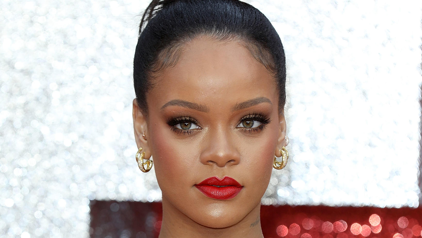 Heidi Klum trägt zur amfAR-Gala in Hongkong „Laid Edges“ Rihanna: Auch sie ließ sich für einen Red Carpet-Look die Babyhaare verzieren.