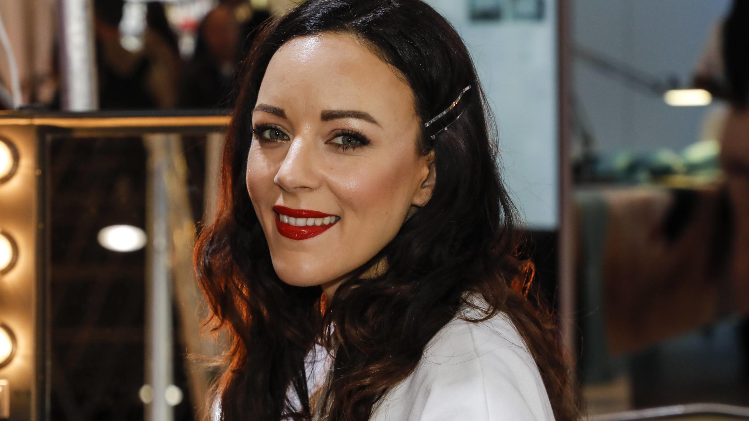 Jasmin Wagner: Was "Blümchen" bei Liebeskummer macht 29.03.2019. Beauty Düsseldorf. Die deutsche Sängerin, Moderatorin und Schauspielerin Jasmin Wagner unterwegs auf der Messe. Die in den 90er-Jahren als Blümchen bekannt gewordene Popsängerin feiert nach fast 20 Jahren Bühnenabstinenz ihr Comeback und