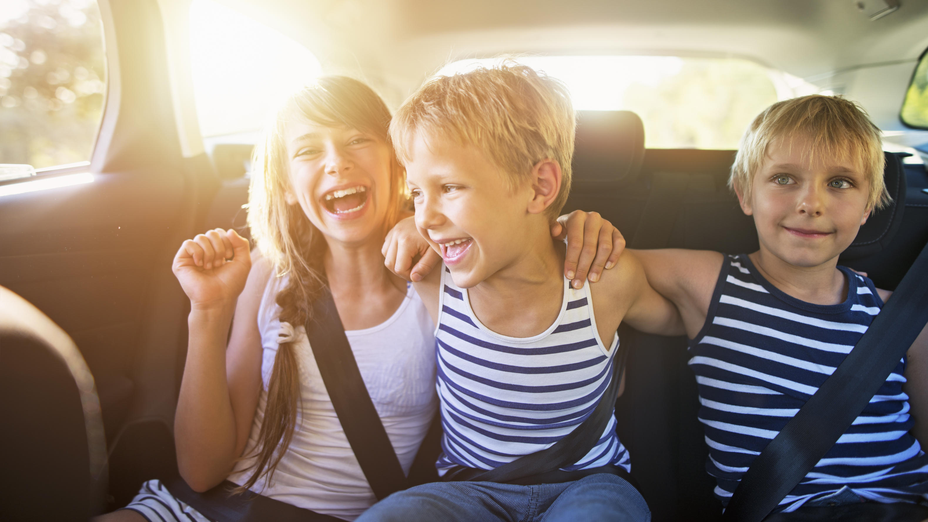 Was die Geschwisterkonstellation für uns bedeutet Kinder im Auto