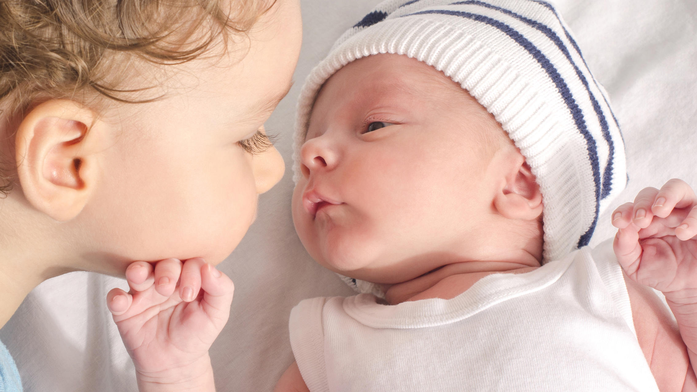 Was die Geschwisterkonstellation für uns bedeutet Geschwister Baby und ältere Schwester