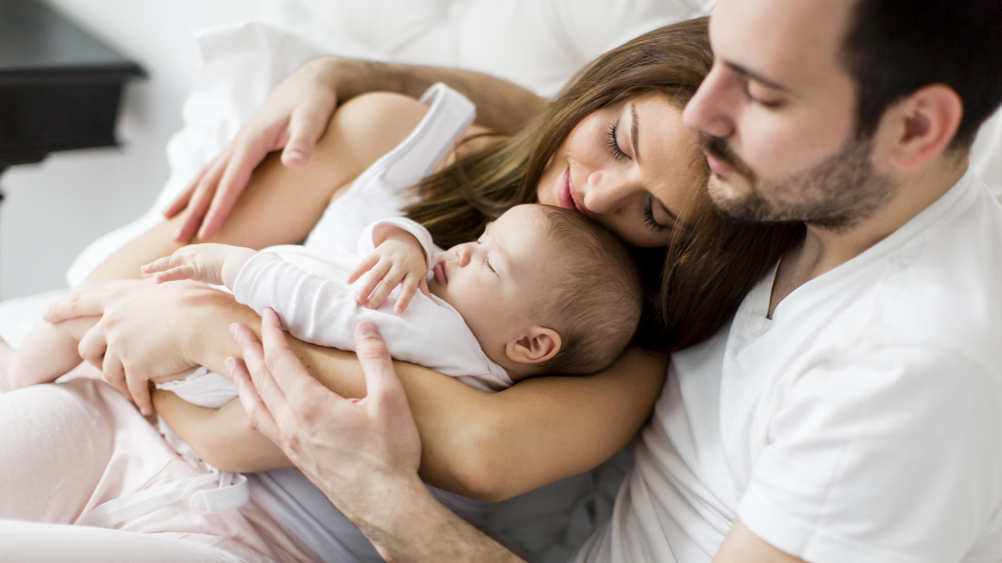 Was die Geschwisterkonstellation für uns bedeutet Fröhliche Familie mit Baby