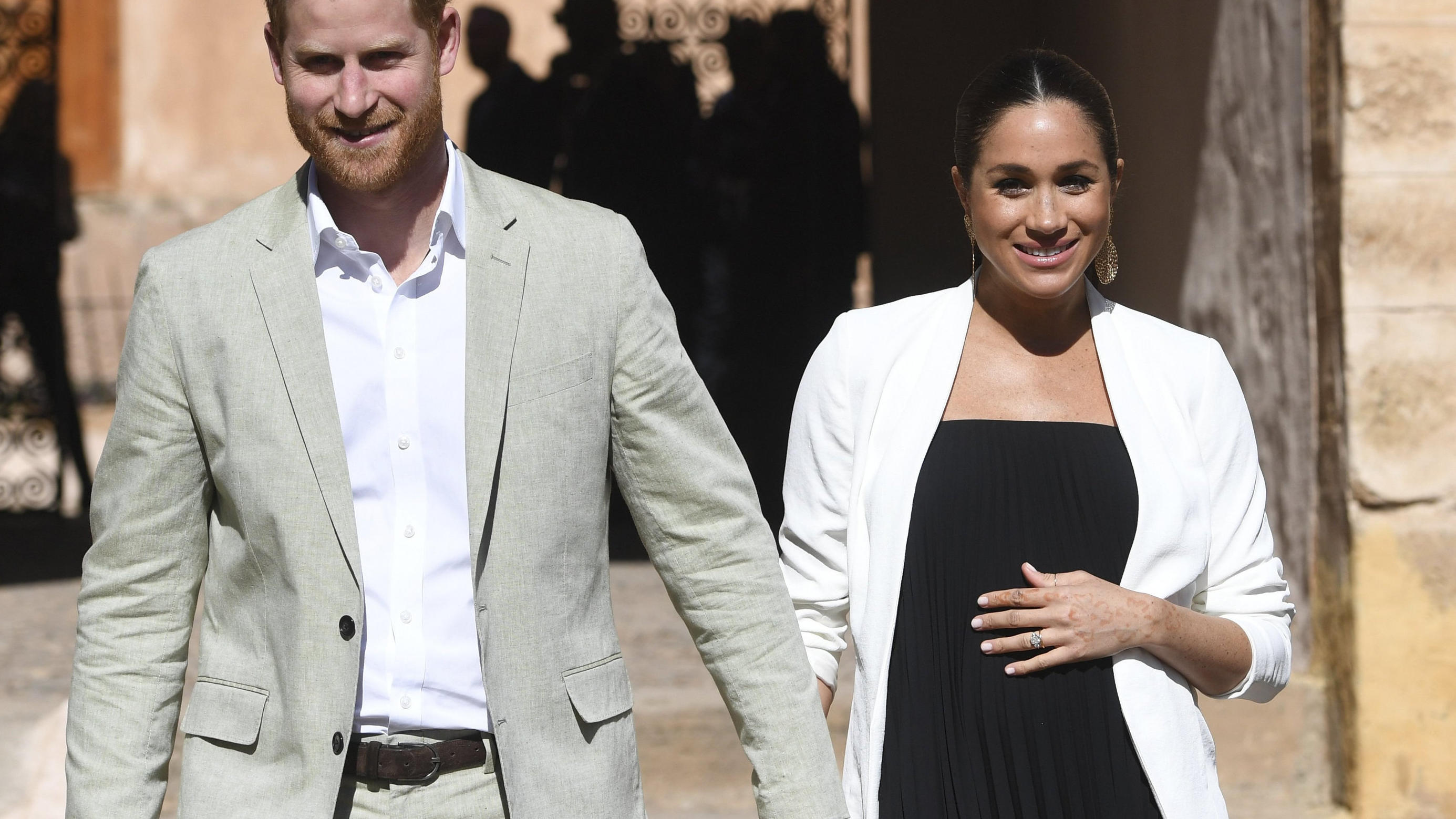 Royal Baby: Die Briten setzen auf den Namen Diana Hand in Hand gehen Prinz Harry von Großbritannien und seine Frau Meghan, Herzogin von Sussex, zur Besichtung der Andalusischen Gärten. (zu dpa "Warten aufs royale Baby: Alles, was man wissen muss") Foto: Facundo A