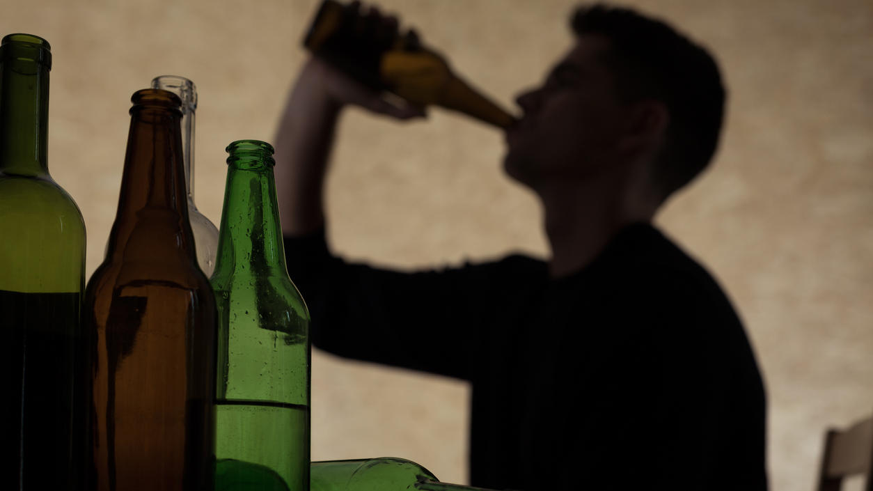 Jahrbuch Sucht 2019 vorgestellt: Deutschland hat ein Alkoholproblem Alkohol zu trinken ist in Deutschland ganz normal