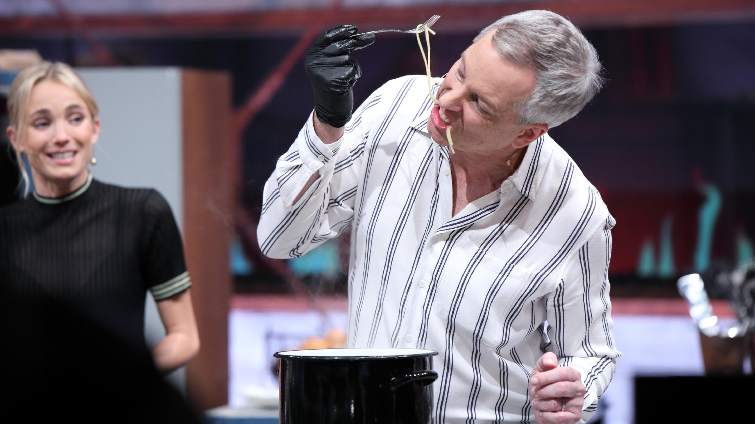 Grill den Henssler: Tränenreiche Liebeserklärung von Detlef Steves Comedian Thomas Herrmann kümmert sich bei "Grill den Henssler" um die Vorspeise