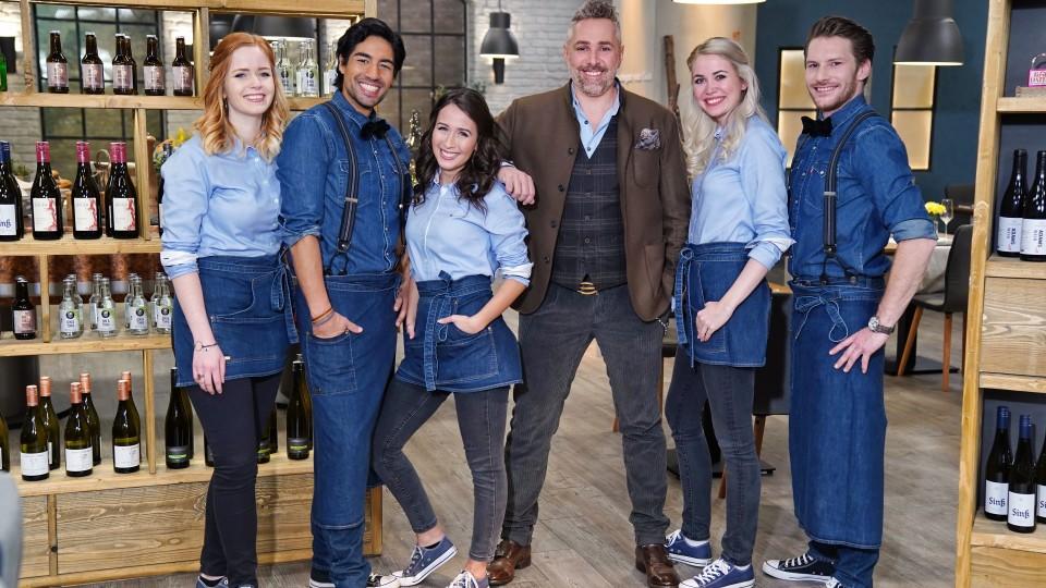 Das First Dates-Serviceteam sucht Verstärkung Das Team der Sendung 'First Dates': (v.l.) Die Kellnerin Anika, Barkeeper Nic, Kellnerin Mariella, Gastgeber Roland Trettl, Kellnerin Viola und Barkeeper Rocco.