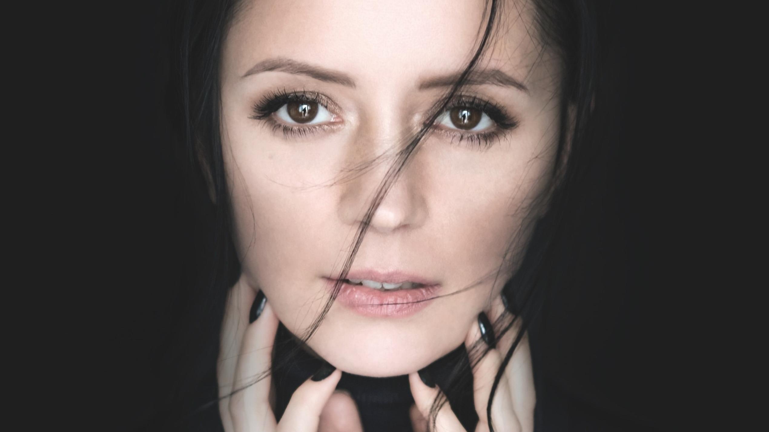 Zwischen Tüll und Tränen: „Nacht voll Schatten“ - Sotiria singt den Song in unserem neuen Trailer Letztes Jahr hat Sotoria ihr erstes Soloalbum "Hallo Leben" herausgebracht. Sie knüpft mit der brandneuen Single "Diese Tage sind ewig" an ihren Erfolg an.
