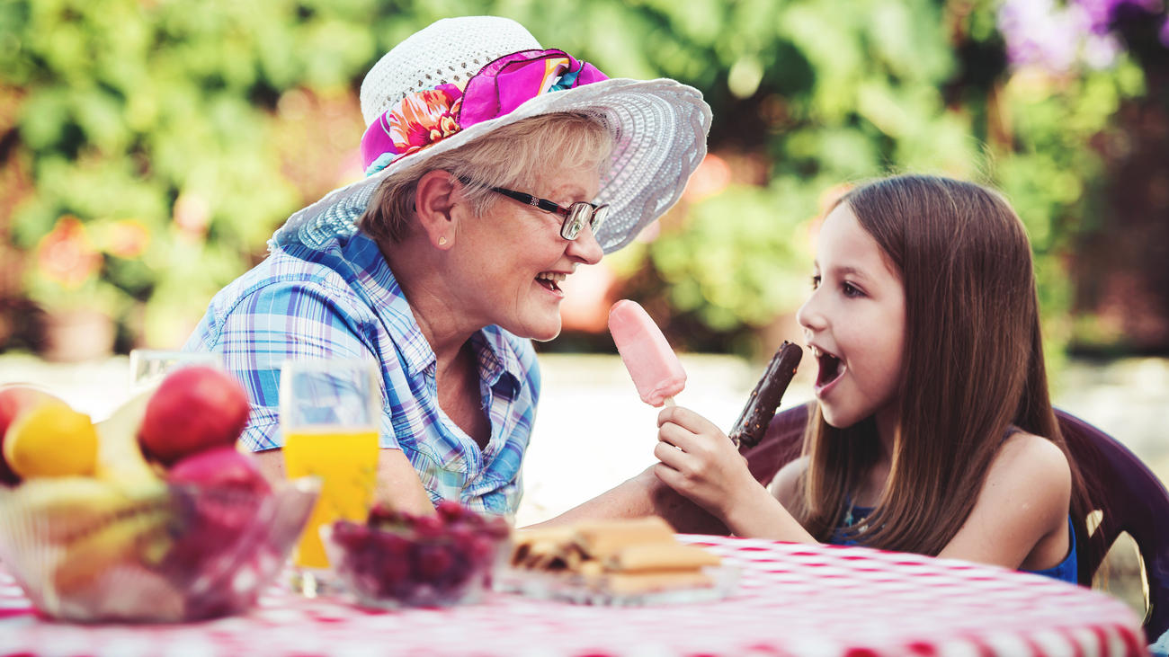 So setzen Eltern ihre Erziehungsregeln durch! Oma und Enkelin essen zusammen ein Eis.