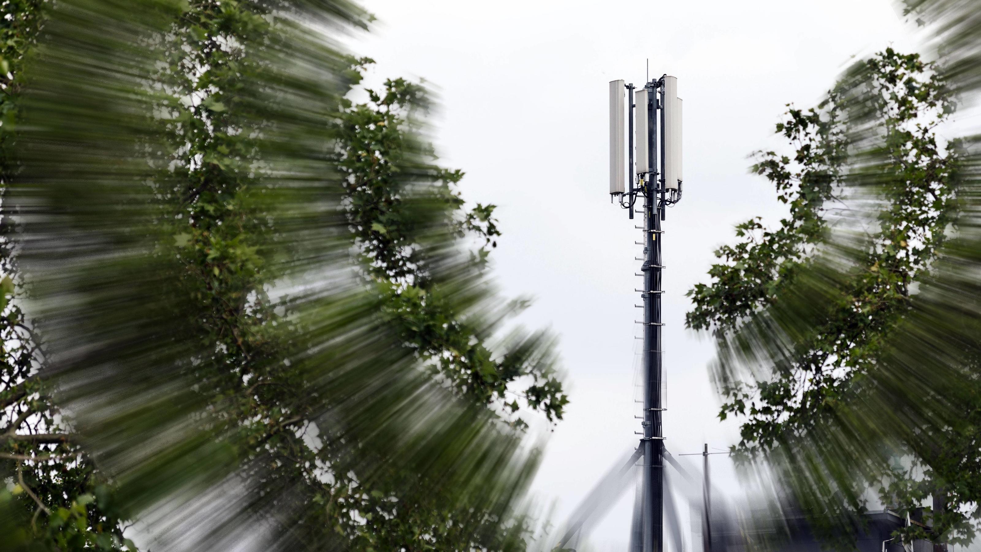 Lebensverhältnisse in Deutschland sind ungleich verteilt Mobilfunkantenne auf einem Hausdach in Deutz. Köln, 19.05.2019 *** Mobile radio antenna on a house roof in Deutz Cologne, 19 05 2019 Foto:xC.xHardtx/xFuturexImage