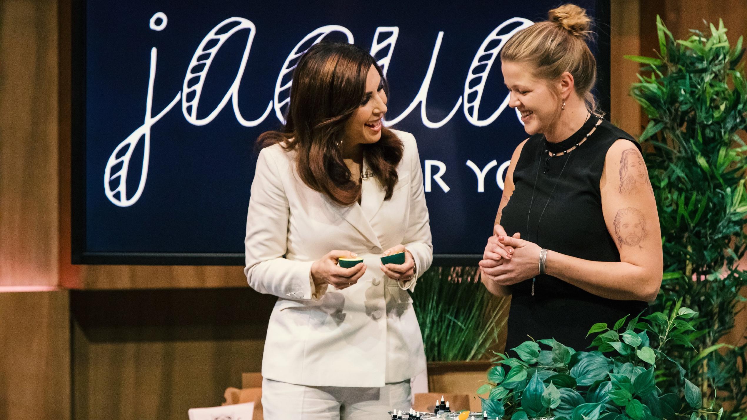 Die Höhle der Löwen 2019: Innovative Ideen und viel Leidenschaft! Die Gründer der ersten Sendung Investorin Judith Williams (l.) nimmt das "Jagua for you"-Produkt von Janet Carstensen genau unter die Lupe.