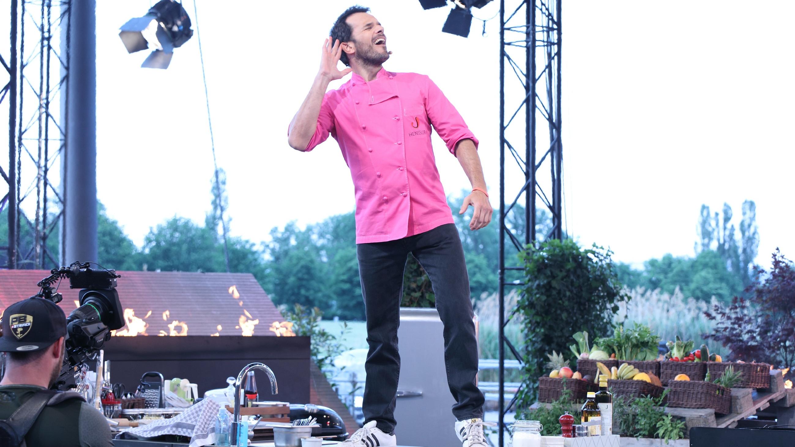 Grill den Henssler: Steffen Henssler zeigt nackte Haut und setzt seine Männerfreundschaft aufs Spiel Steffen Henssler bei den "Grill den Henssler - Sommer-Specials".