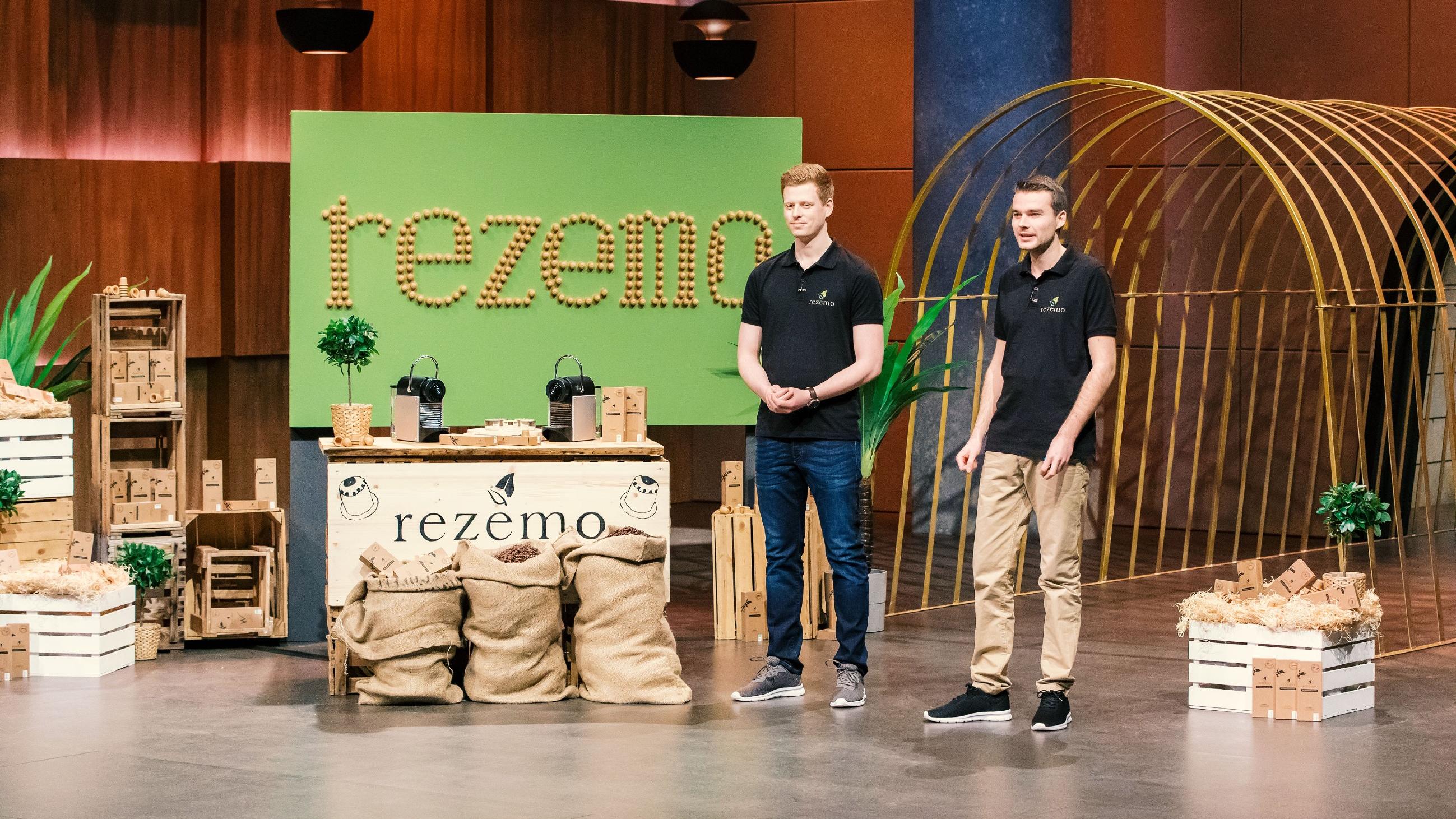 Die Höhle der Löwen 2019: Diese Gründer wollen die Welt verbessern. Wer schnappt sich einen Deal? Stefan Zender (l.) und Julian Reitze aus Stuttgart präsentieren mit "rezemo" Kaffeekapseln aus Holz.