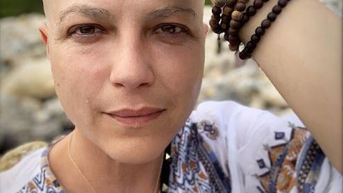 Selma Blair: Chemotherapie verändert ihre Haare - doch sie bleibt kämpferisch Selma Blair freundet sich mit Kurzhaarfrisur an.