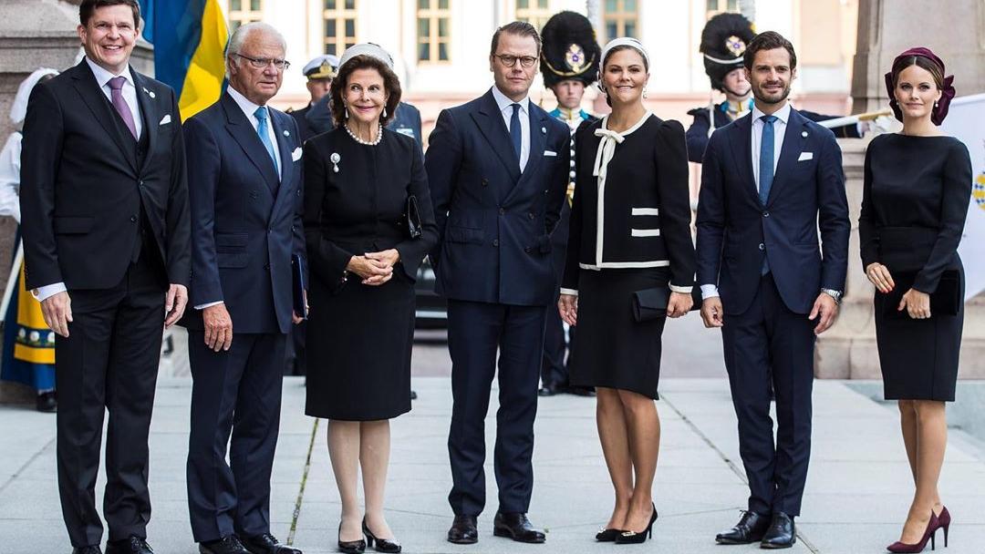 Rote Pumps! Prinzessin Sofia von Schweden hält sich nicht an den royalen Dresscode Reichstagspräsident Andreas Norlén empfängt König Carl XVI. Gustaf und Königin Silivia, Daniel und Victoria sowie Carl Philip und Sofia.