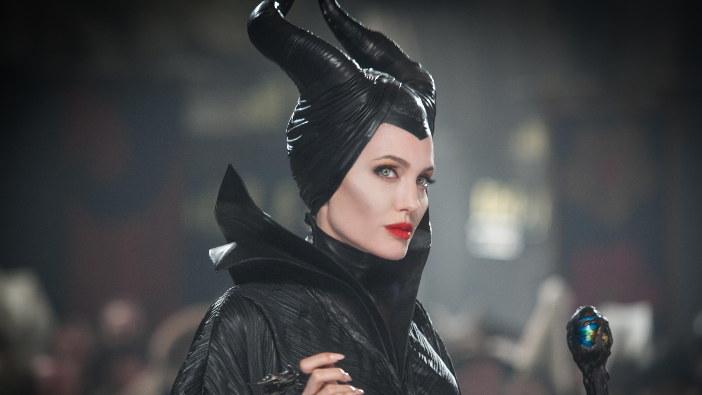 Disney enthüllt: SO wurde aus Angelina Jolie die böse Fee in "Maleficent" Angelina Jolie in Disney's "Maleficent"