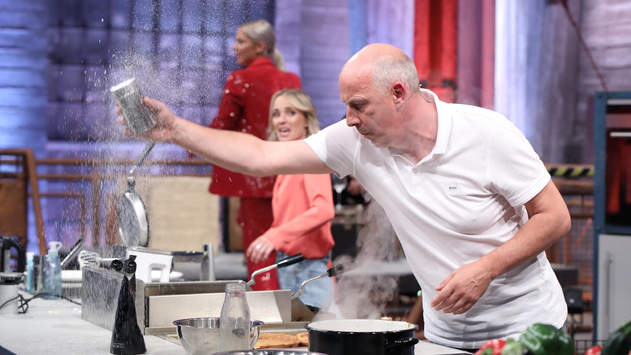 Grill den Henssler: Steffen Henssler setzt alles auf eine Karte und geht eine Wette ein Fußballlegende Mario Basler ist "on fire"! Bei seiner Nachspeise gibt er alles und dazu hat er gleich doppelten Grund.