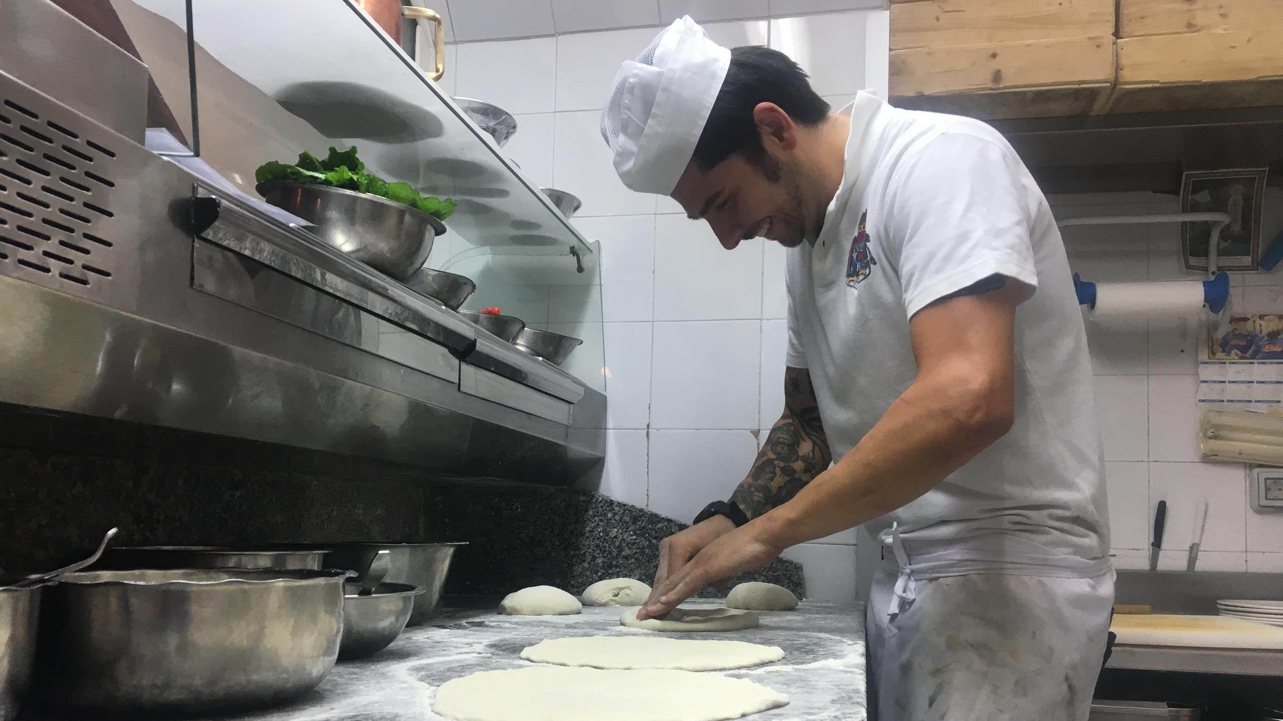 Kitchen Impossible: Tim Mälzer erkämpft sich den Sieg gegen den bärenstarken Nenad Mlinarevic Da konnte er noch lachen. Nenad Mlinarevic hat schon einen Tag vorher seinen Pizzateig vorbereitet - ein großer Fehler, wie sich im Nachhinein herausstellte.