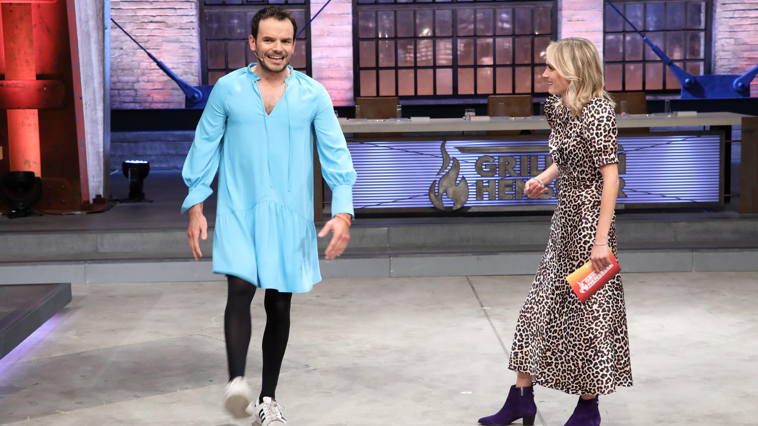 Grill den Henssler: Steffen Henssler schlägt sich im blauen Kleid von Mirja Boes durch Show Steffen Henssler kocht im blauen Kleid, das Mirja Boes in der vorherigen Folge getragen hat. Annie Hoffmann kommentiert den Look des Koch-Kings mit Vergnügen.