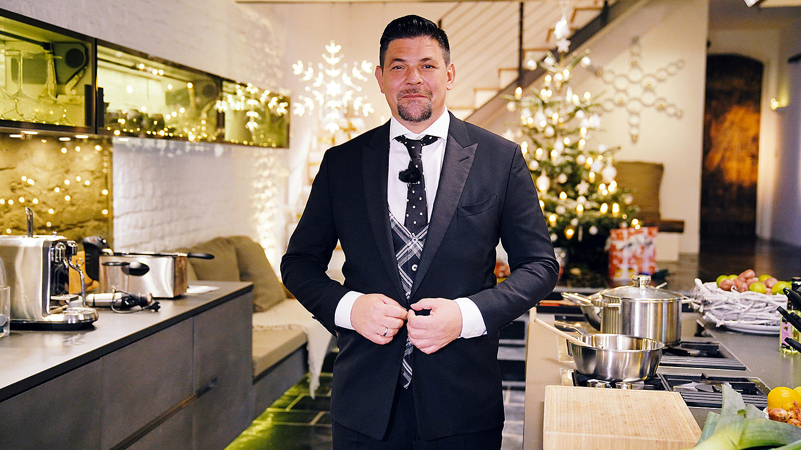Kitchen Impossible kommt noch in 2019 mit zwei ganz frischen Folgen und der Weihnachts-Edition Tim Mälzer tritt zu neuen Herausforderungen bei "Kitchen Impossible" an.
