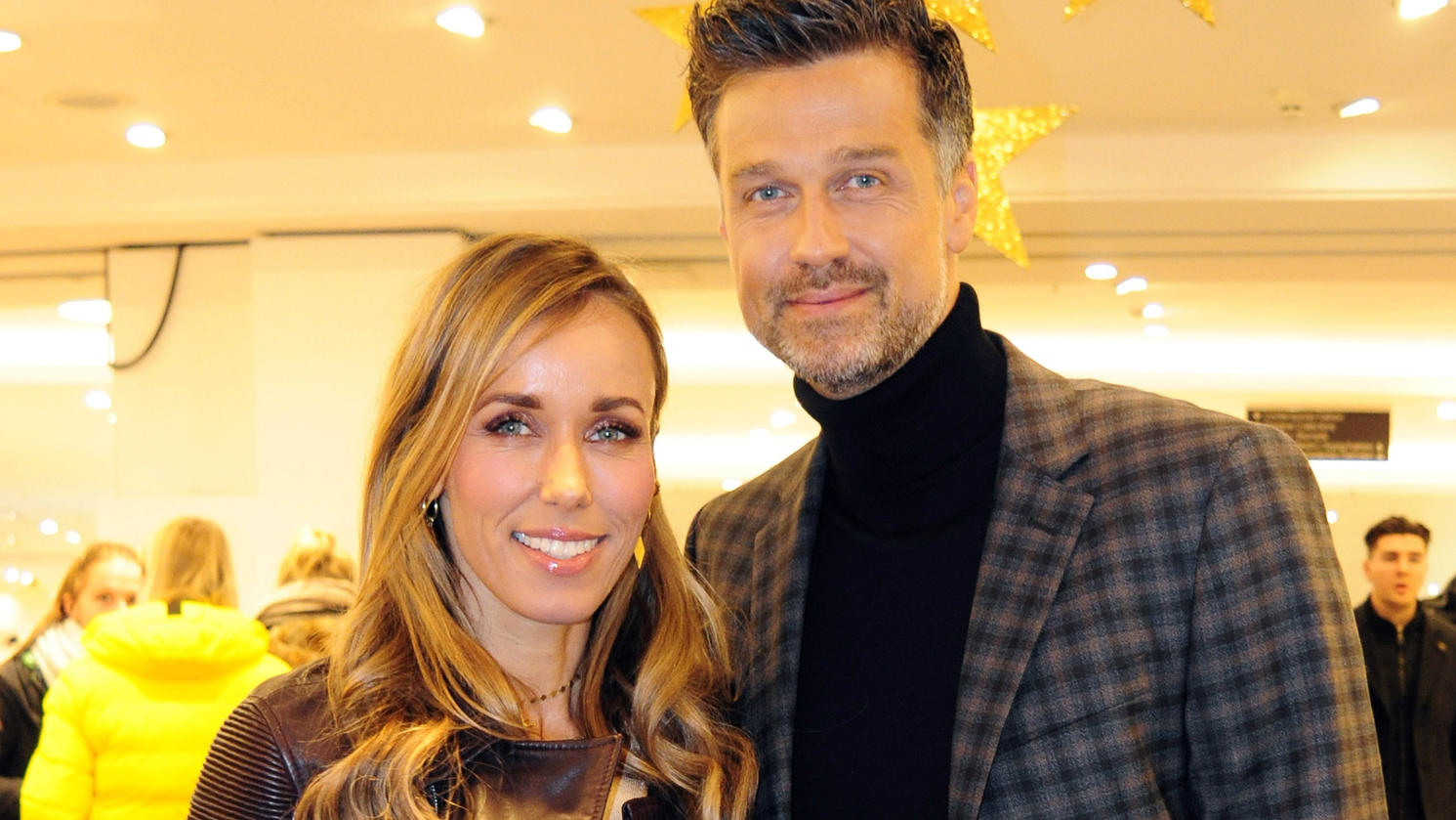 Wayne Carpendale hat bei seiner Annemarie alles fest im Griff Annemarie Carpendale und Wayne Carpendale beim Evening Capsule Collection for Men beim JOOP Fashion Apero im KaDeWe. Berlin, 06.11.2019 *** Annemarie Carpendale and Wayne Carpendale at the Evening Capsule Collection for Men at the JOOP Fashion Apero