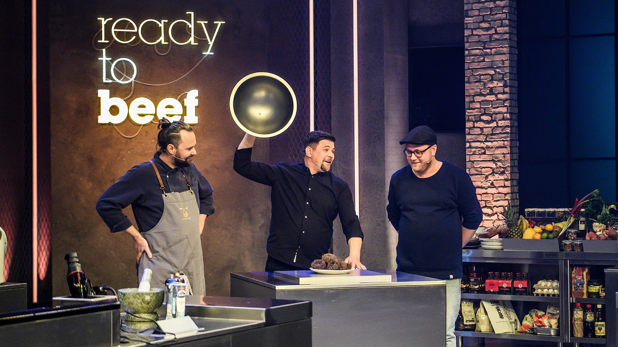 Ready to beef: Die Staffel startet mit zwei Hammer-Duellen Tim Mälzer empfängt bei "Ready to beef" als Gastgeber seine Gäste zu harten Koch-Wettkämpfen.