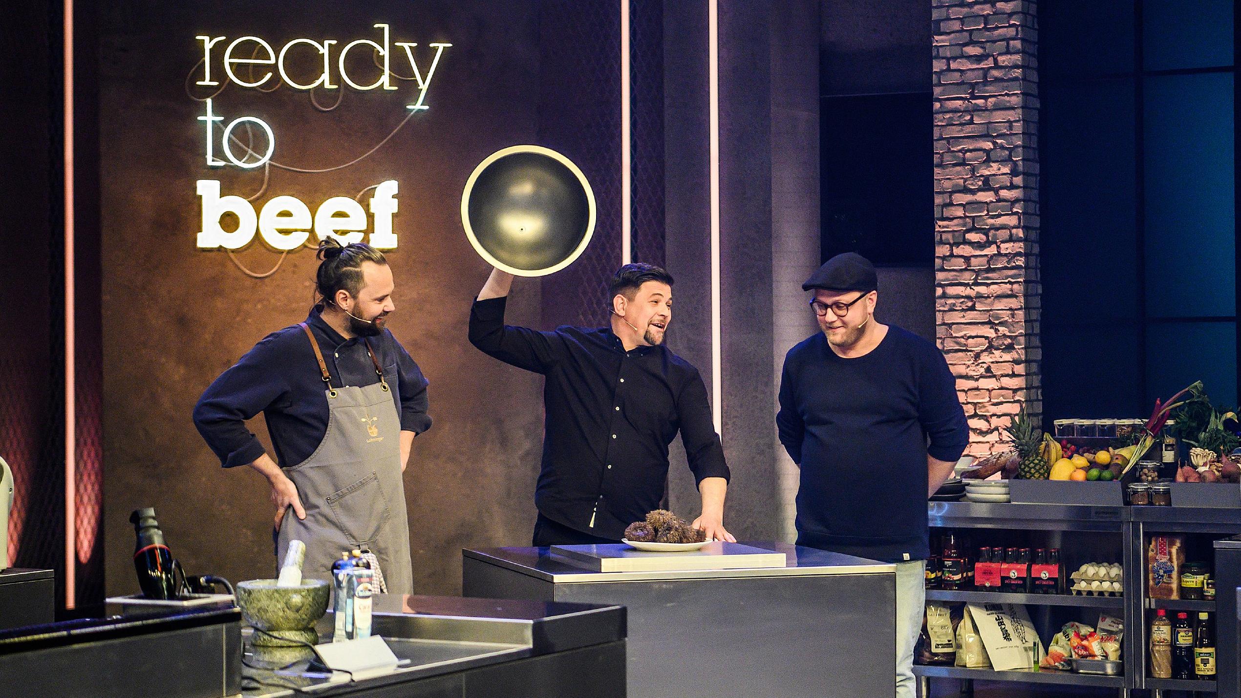 Ready to beef: Die Staffel startet mit zwei Hammer-Duellen Tim Mälzer empfängt bei "Ready to beef" als Gastgeber seine Gäste zu harten Koch-Wettkämpfen.