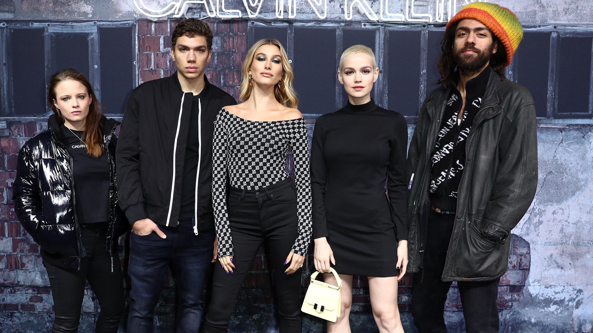 Hailey Bieber posiert mit Jasna Fritzi Bauer und schwärmt von Ehemann Justin Hailey Bieber posiert mit Jasna Fritzi Bauer und den Becker-Söhnen, Elias und Noah, für ein Foto.