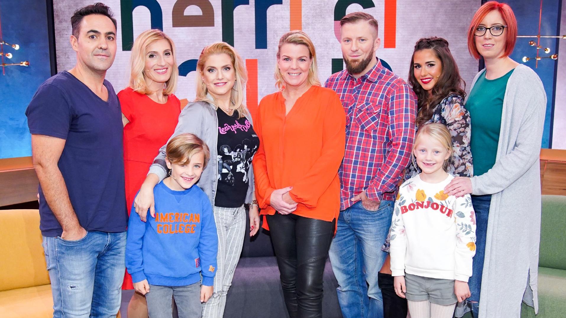 herrlich ehrlich: Jeanette Biedermann & Jona vs. Sarah Lombardi & Weyda herrlich ehrlichV.l.: Die Eltern Sabrina und Stefan Stange, Promi-Patin Jeanette Biedermann mit Jona Stange, Moderatorin Mirja Boes, Weyda Becker mit Promi-Patin Sarah Lombardi und ihren Eltern Natascha (r.) und Jan Becker
