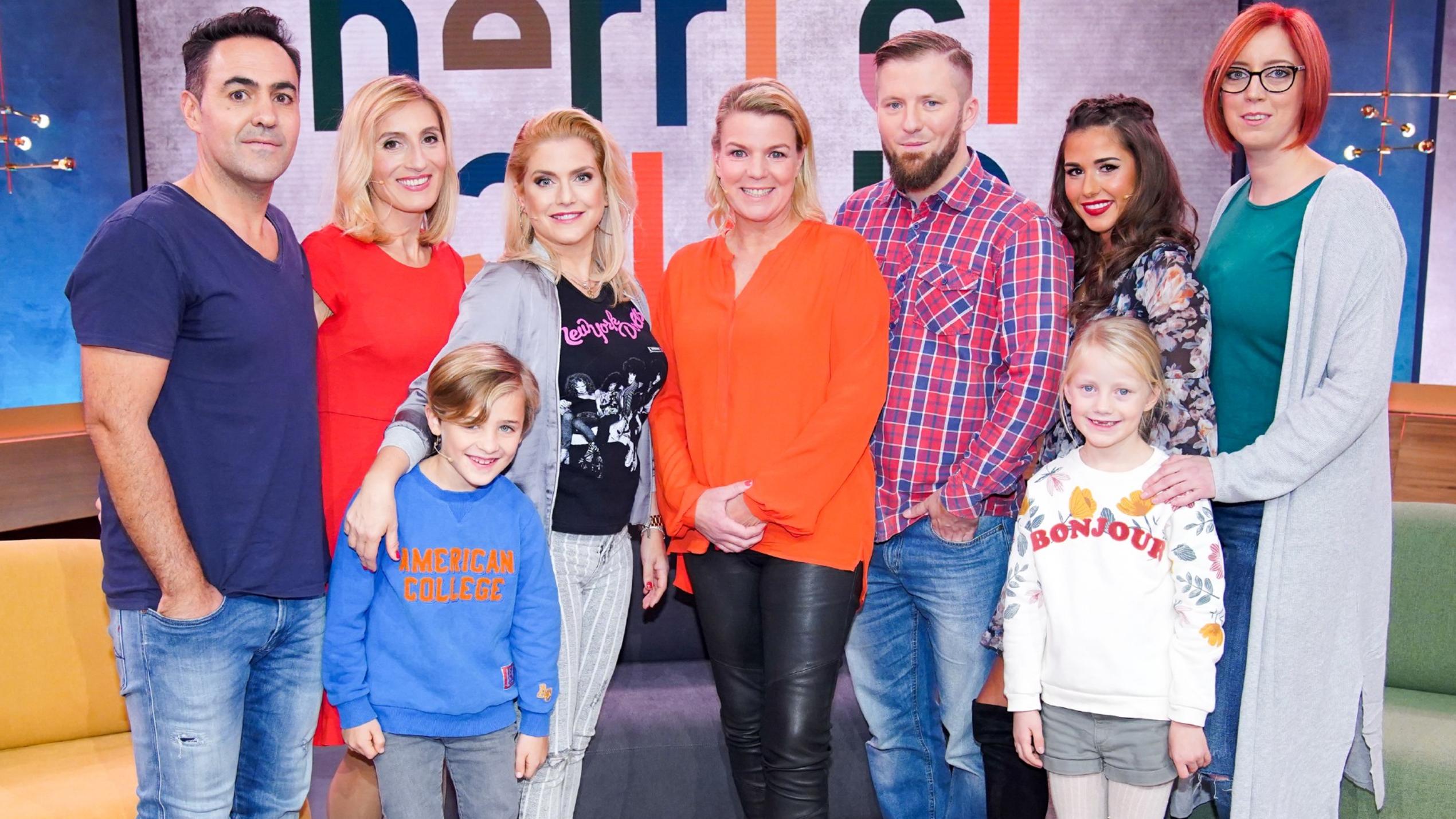 herrlich ehrlich: Jeanette Biedermann & Jona vs. Sarah Lombardi & Weyda herrlich ehrlichV.l.: Die Eltern Sabrina und Stefan Stange, Promi-Patin Jeanette Biedermann mit Jona Stange, Moderatorin Mirja Boes, Weyda Becker mit Promi-Patin Sarah Lombardi und ihren Eltern Natascha (r.) und Jan Becker