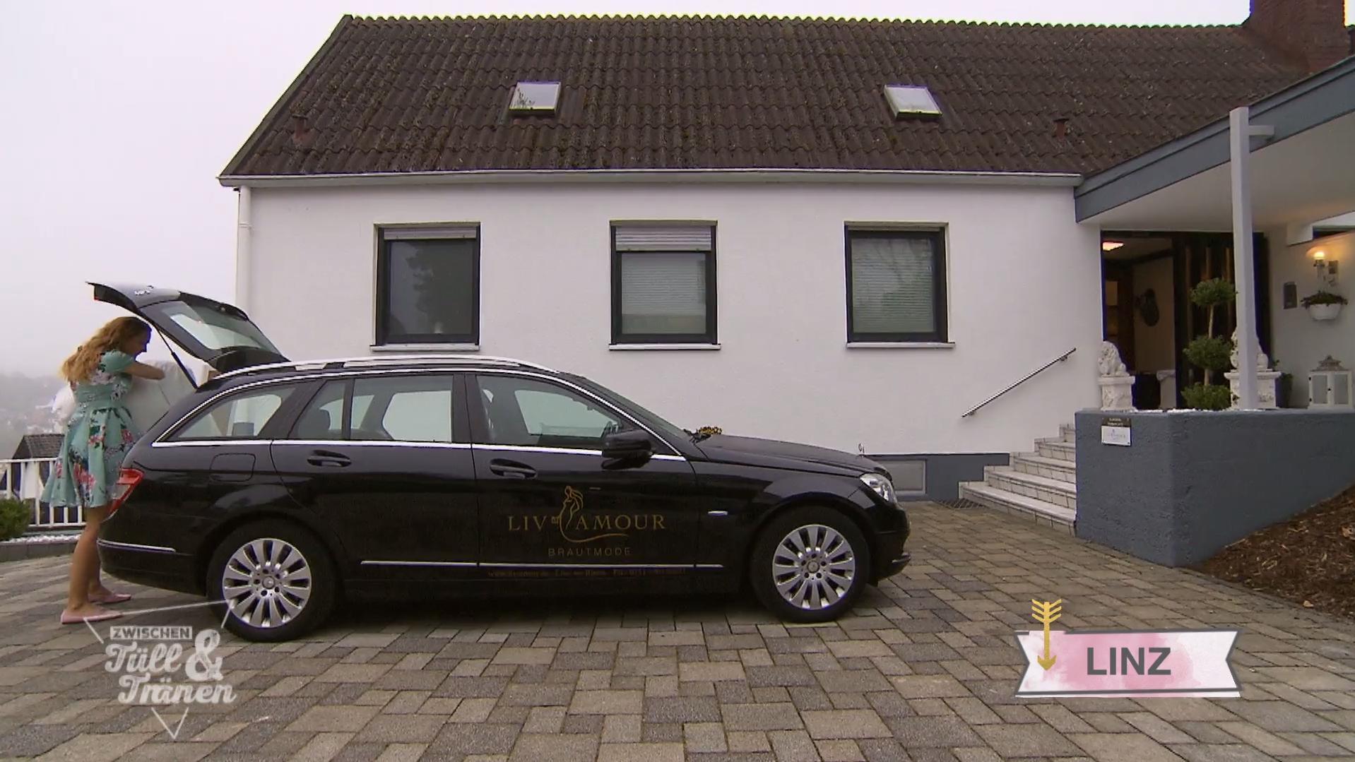 Zwischen Tüll und Tränen: Liv Hinz Brautmode unterwegs im Brautmobil Zwischen Tüll und Tränen