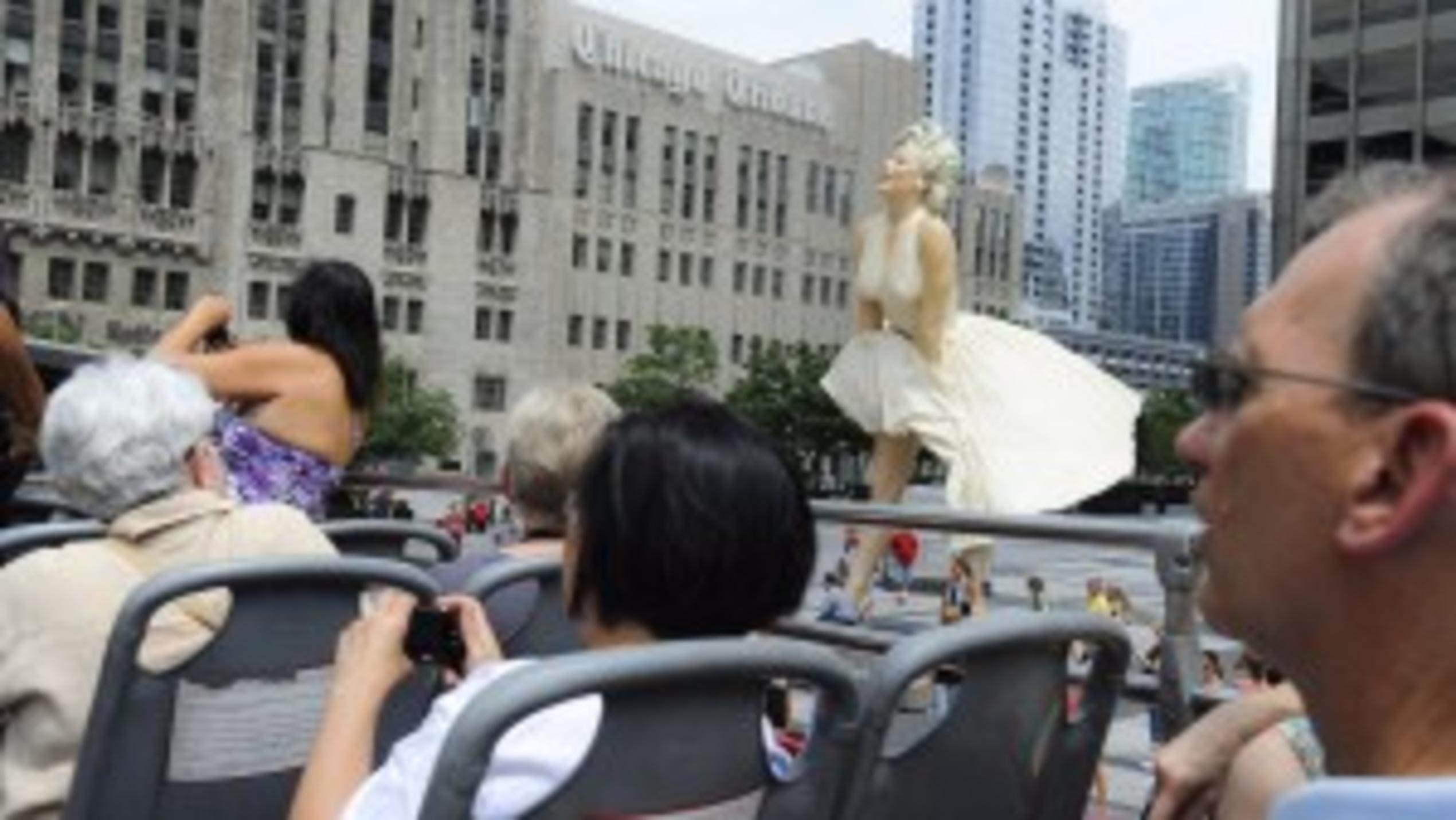 Marilyn Monroe als Acht-Meter-Skulptur Blickfang: Die Monroe-Skulptur lockte viele Schaulustige an.
